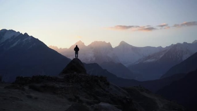 男子站在岩石上，看着喜马拉雅山的河流