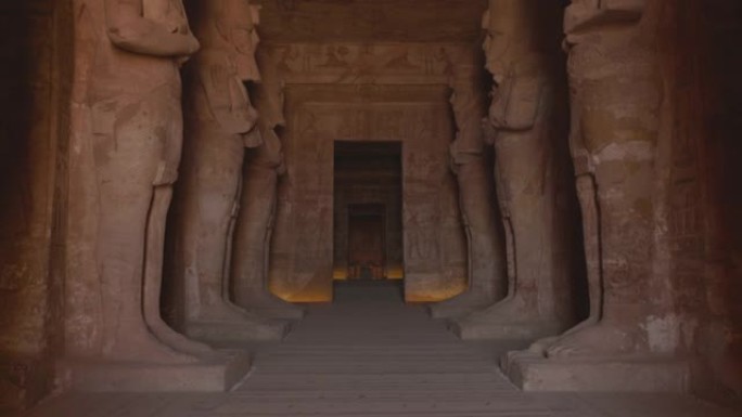 阿布辛贝尔，埃及，阿布辛贝尔神庙内部，一排排人物