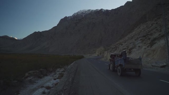 秋天在喜马拉雅山脉的公路上行驶的卡车
