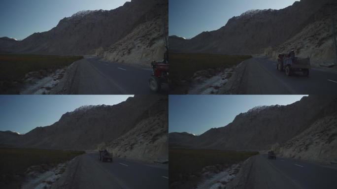 秋天在喜马拉雅山脉的公路上行驶的卡车