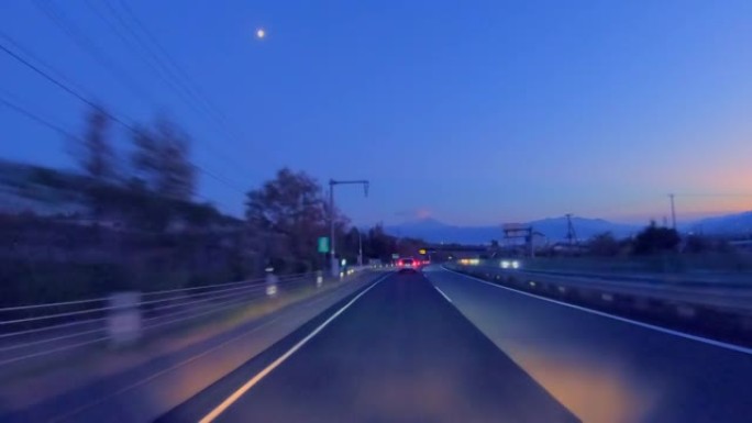 黄昏时在高速公路上行驶的汽车的景色