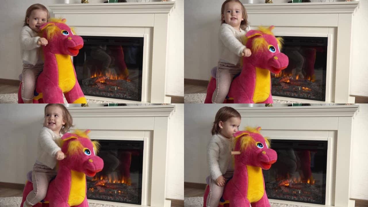 家庭童年。快乐的小学步儿童女孩保暖毛衣冬装在室内壁炉附近的房间里玩柔软的马。可爱顽皮的正宗孩子独自在