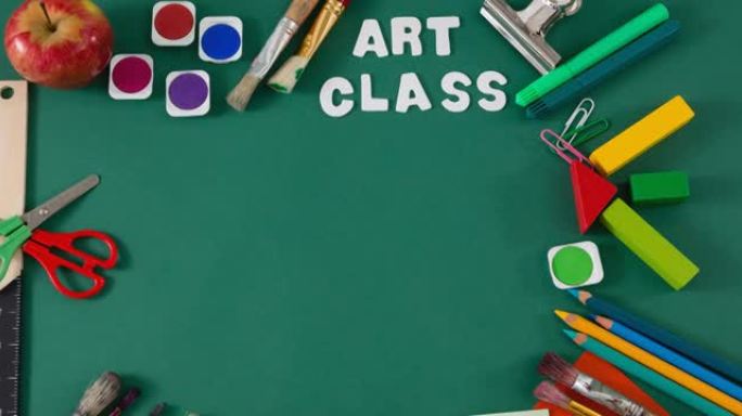 动画艺术课的文字在苹果和工艺美术设备的绿色桌面上