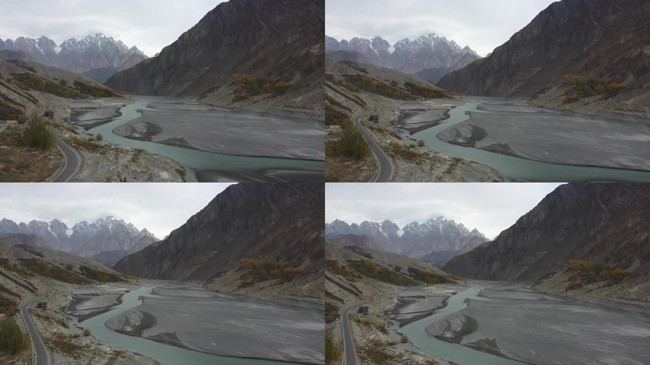 喜马拉雅山秋季河流的风景鸟瞰图