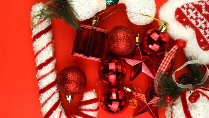 不同的圣诞玩具旋转。红色背景上新年装饰的俯视图。