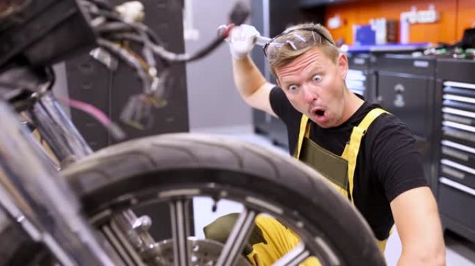 惊讶的修理工修理摩托车用扳手抓头4k电影