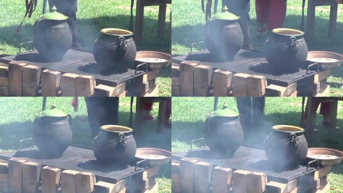 用绿色上釉的陶罐，并由从炉膛上冒出的烟坯熏制，用砖将食物煮沸91