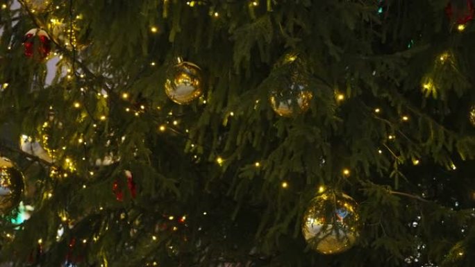 爱沙尼亚塔林有很多闪亮的金色圣诞球