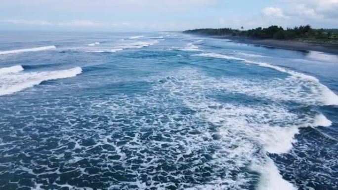 印度尼西亚巴厘岛美丽的海滩在4k上进行空中拍摄。史诗般的波浪。蓝色