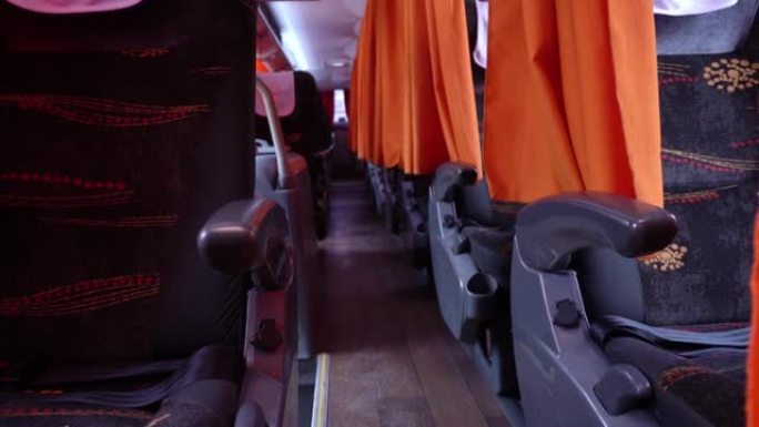 从带座椅和窗帘的跨省旅行巴士内部观看