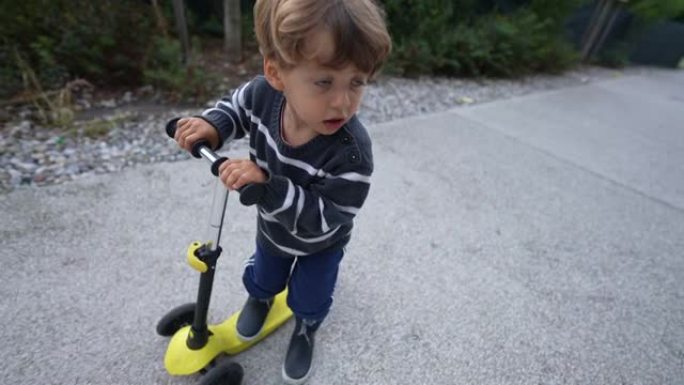 儿童骑三轮滑板车玩具在外面