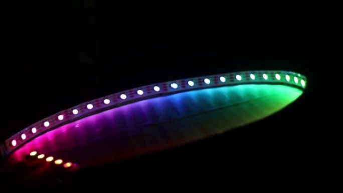 ARGB发光二极管条形灯显示彩虹图案颜色排列在圆形图案上。用于装饰和爱好项目的可编程发光二极管条形灯