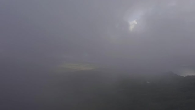 白天阴雨云巴厘岛著名火山口湖海岸线航空全景4k印度尼西亚