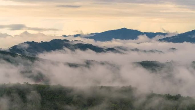 泰国宋卡府纳塔韦市宽隆山，晨间美景金光日出和薄雾在高山上流动