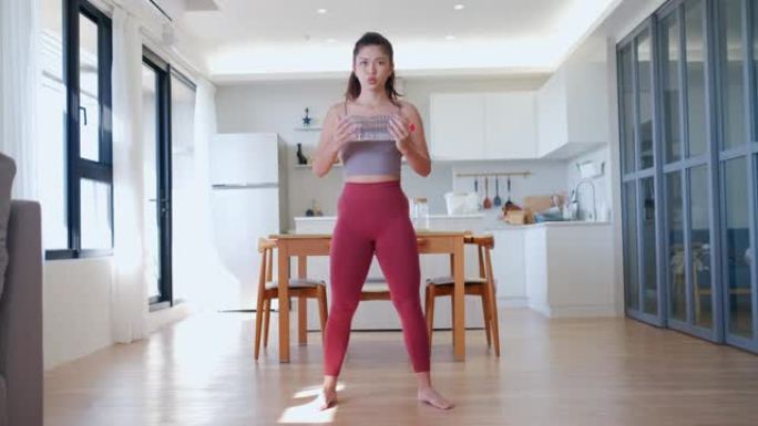 亚洲妇女在家锻炼妇女在客厅体育锻炼