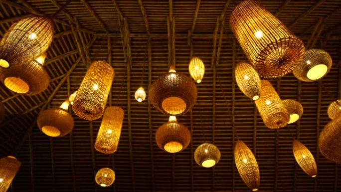 木屋天花板上有很多柳条灯罩