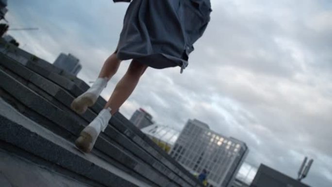 城市女孩在晚上或黄昏时走楼梯。