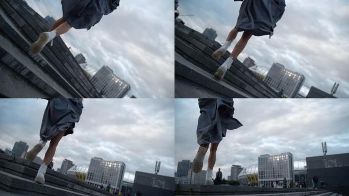 城市女孩在晚上或黄昏时走楼梯。