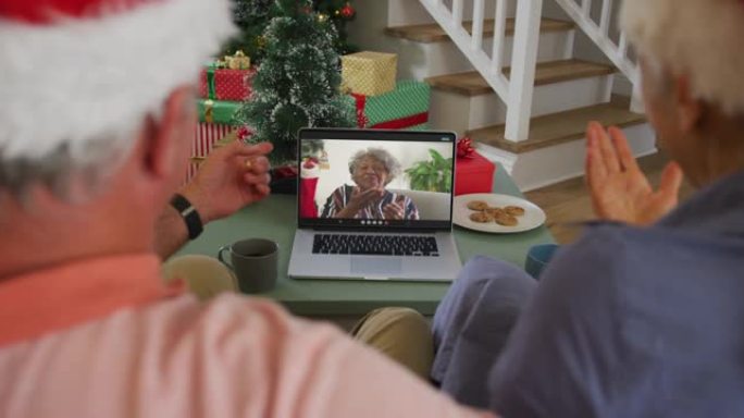 快乐的高加索高级夫妇在圣诞节与高级女性朋友进行视频通话