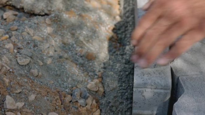 梅森在混凝土混合物上放置水泥砖