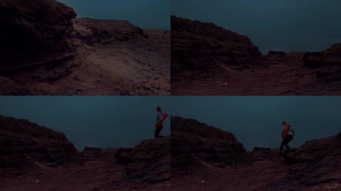夜间山区沙漠中徒步攀登和行走女人的特写镜头