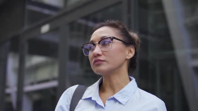 体贴的西班牙裔妇女站在户外，心情忧郁，失业，失败