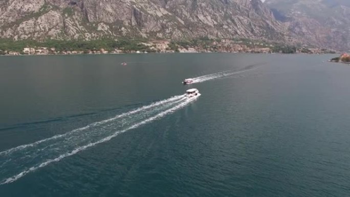 船只在Prcanj镇沿海的Kotor湾航行。黑山