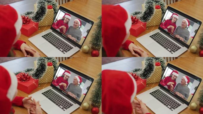 圣诞节时，白人妇女在笔记本电脑上与女性朋友和资深父亲进行视频通话