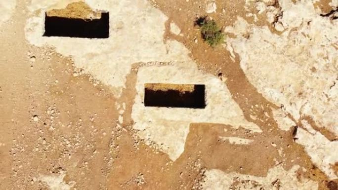 空中展示土耳其马尔丁历史古城达拉遗址的岩石切割墓。美索不达米亚文化。罗马帝国