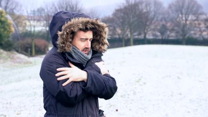 关于一名男子对雪中寒冷寒冷的户外敏感的视频