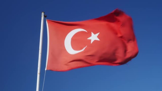 土耳其国旗迎风飘扬。土耳其国旗。蓝色天空背景下的土耳其国旗
