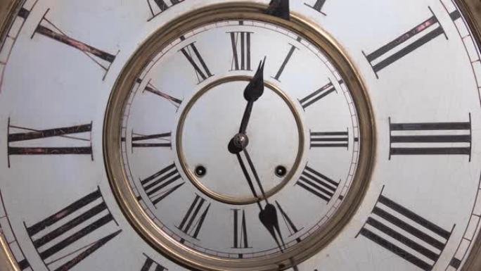 延时，抽象加倍，一个带有罗马数字的古董钟