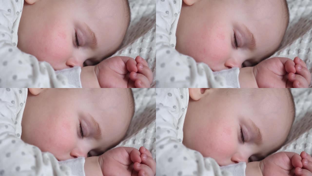 和平可爱的婴儿睡在家里的房间里的床上。睡眠新生儿概念。6个月大的女婴在家睡觉。宁静的梦。脸特写。