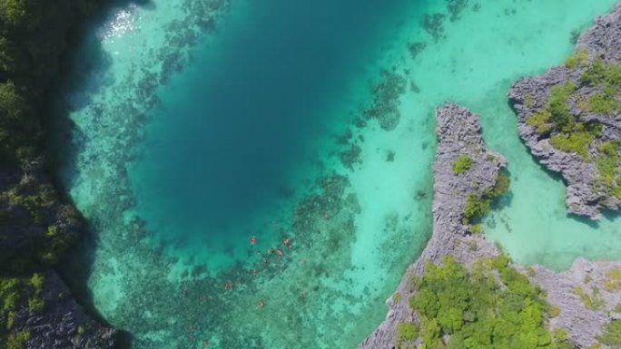 缅甸拉廊安达曼海科克斯梳子岛美丽的心形水晶般清澈的泻湖。空中俯视图