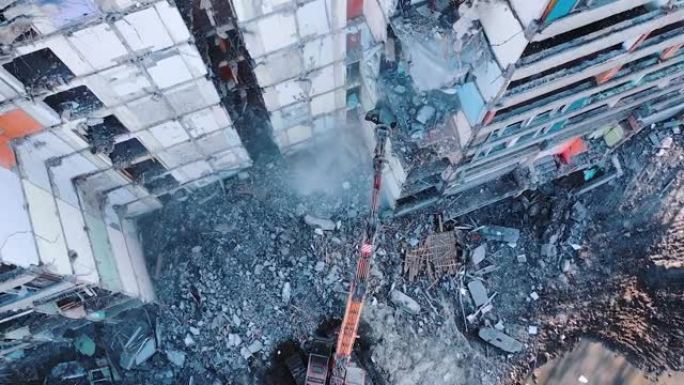 建造被毁的房子。挖掘机破坏性拆除建筑。