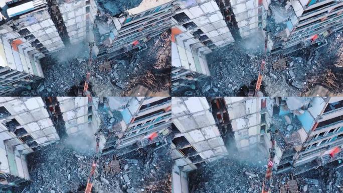 建造被毁的房子。挖掘机破坏性拆除建筑。