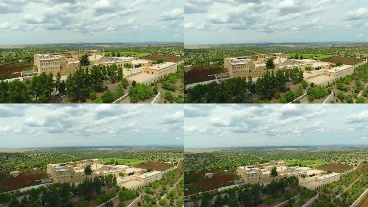 离土耳其米迪亚特不远的叙利亚东正教莫尔加布里埃尔修道院内院的特写镜头