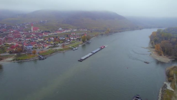 多瑙河上有雾的早晨的货船