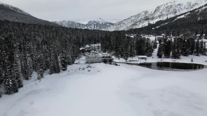 雪山和河流的鸟瞰图