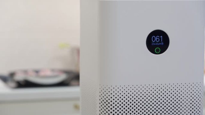 白色智能空气净化器，数字显示，显示湿度、温度和空气污染程度。在家捕捉并消除烟雾、灰尘、花粉。