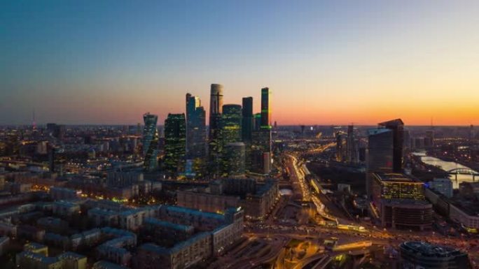 日落天空之夜照明莫斯科城市交通街空中城市景观全景4k延时俄罗斯