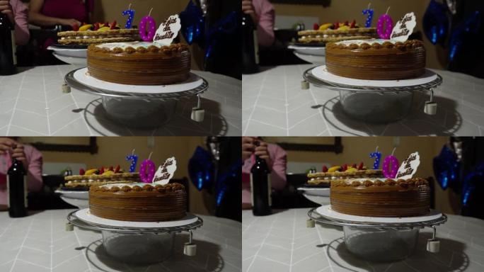 两个生日蛋糕组成70岁，用蜡烛和说