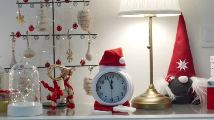 圣诞新年装饰背景，金属圣诞树挂木饰品，红色白金礼品盒，经典闹钟。假日季节。