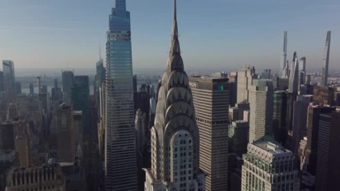 克莱斯勒摩天大楼上部装饰部分的美丽详细照片。市中心的高层建筑。美国纽约市曼哈顿