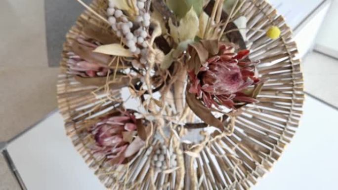 干波西米亚花束。室内米色婚礼植物。布原自然材料