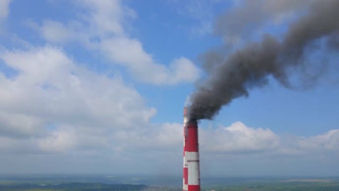 航拍视频。煤电厂的慢镜头。一座旧发电厂的三根管道冒烟。碳排放概念。减少二氧化碳排放。巴黎协定。发展中