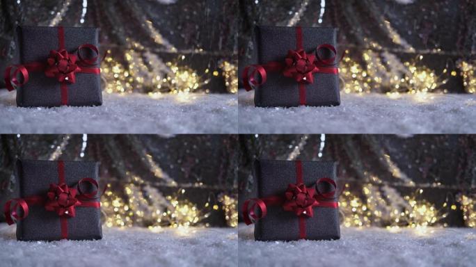银色闪亮背景上的礼品盒。银色背景上的雪花。