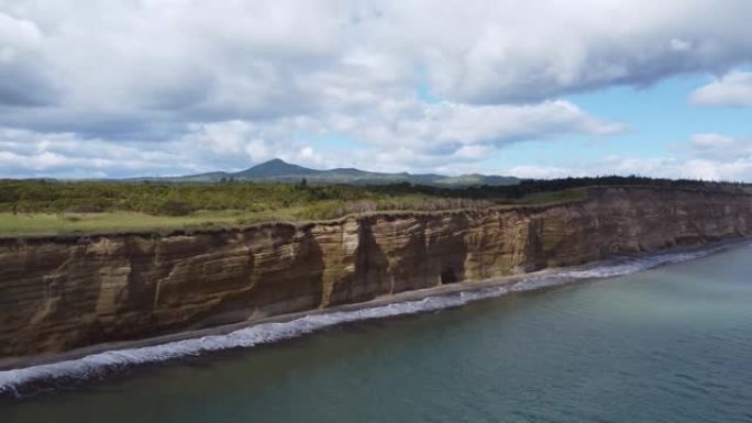 俄罗斯千岛群岛国后岛戈洛文斯基悬崖上的瀑布。航空摄影