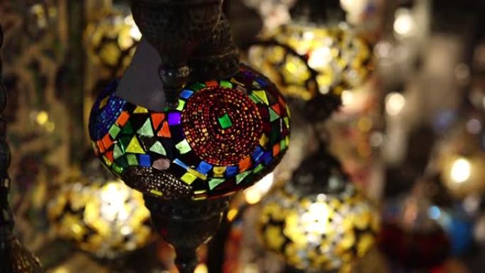 阿拉伯文化色彩丰富的东方灯具，在伊斯坦布尔历史悠久的旅游大巴扎(Kapalicarsi)传统奥斯曼台