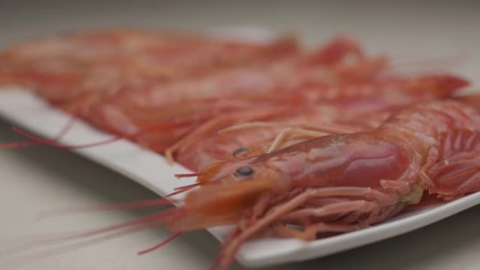 盘子上有新鲜的生红虾。阿根廷虾虾海鲜放在盘子上